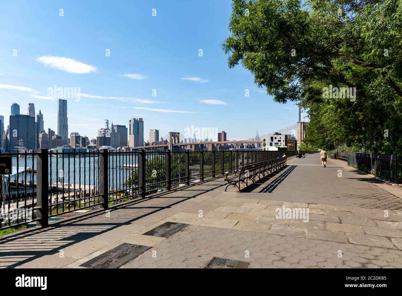 New York, City / USA - JUL 10 2018: Fort Stirling Park am klaren Nachmittag der Skyline von Lower Manhattan von Brooklyn New York Stockfoto