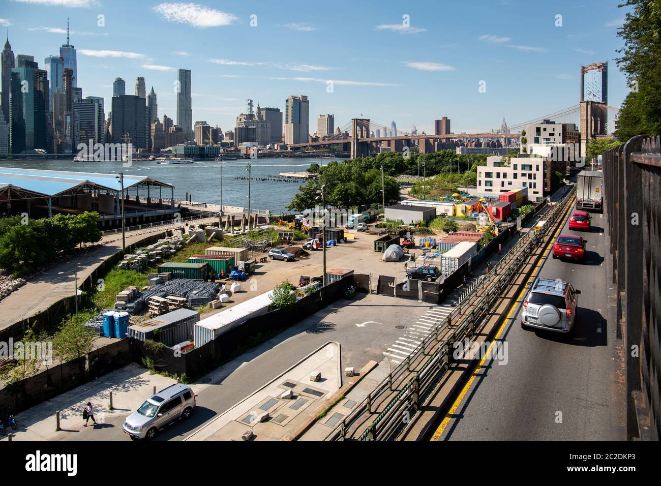 New York, City / USA - JUL 10 2018: Fort Stirling Park am klaren Nachmittag der Skyline von Lower Manhattan von Brooklyn New York Stockfoto