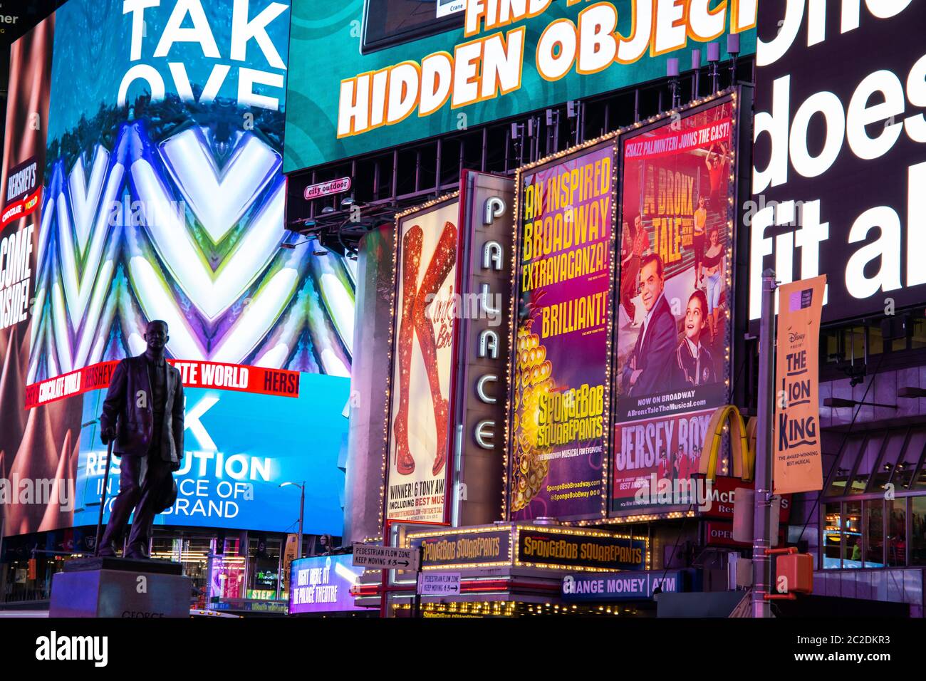 New York City / USA - JUL 13 2018: WAKE, Teile eines Schiffswracks, modelliert nach dem Vorbild der USS Nightingale von Mel Chin am Times Square Stockfoto