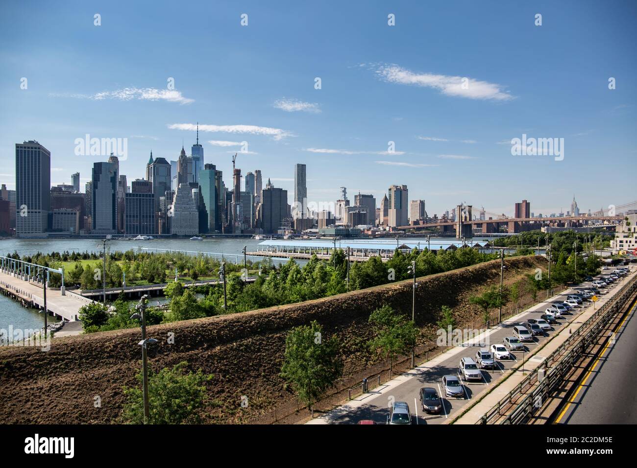 New York, City / USA - JUL 10 2018: Fort Stirling Park am klaren Nachmittag der Skyline von Lower Manhattan von Brooklyn New York Stockfoto