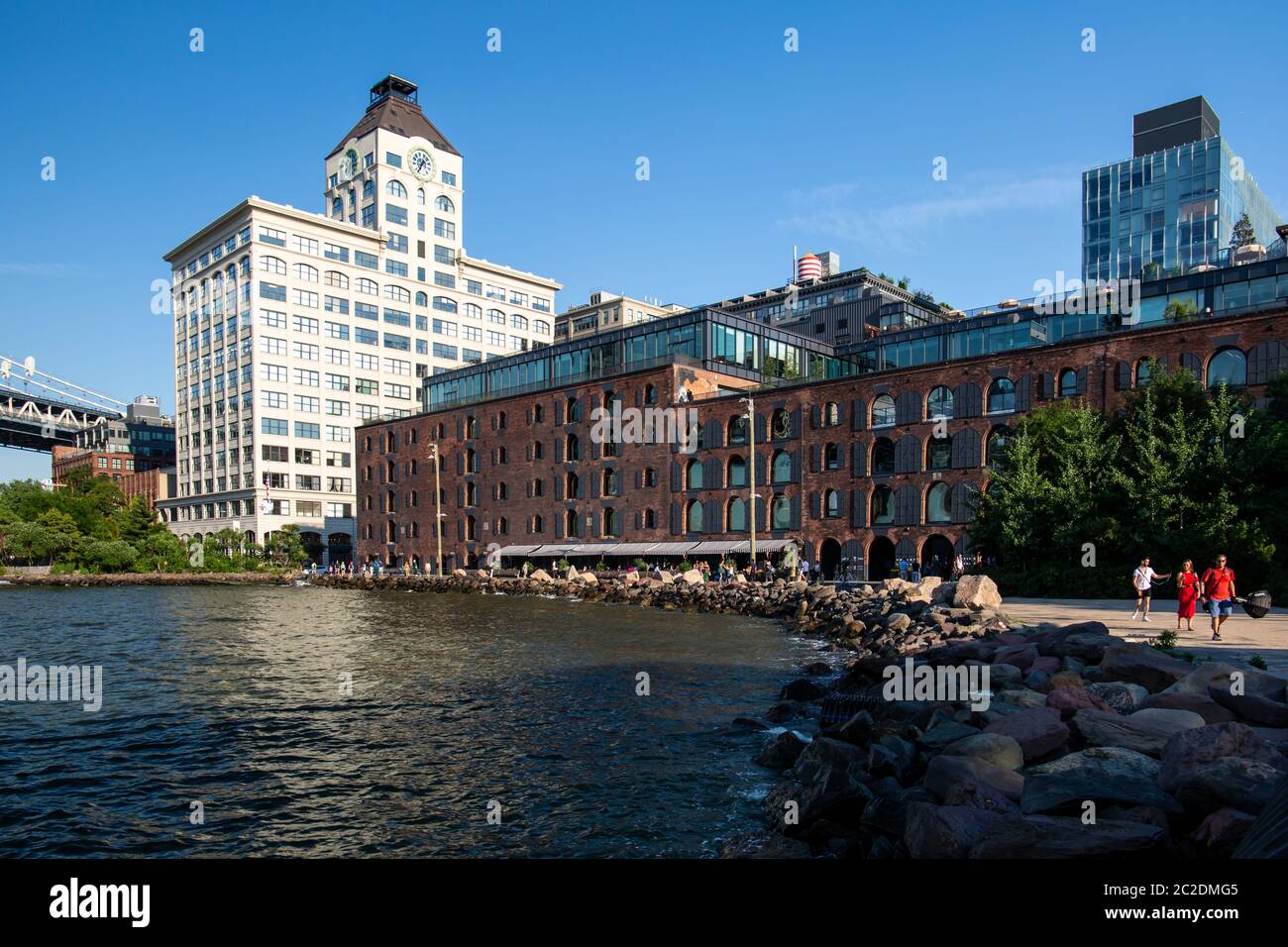 New York City/USA - 10.JULI 2018: Luxus Gebäude und Läden in Dumbo Brooklyn Bridge Park Stockfoto
