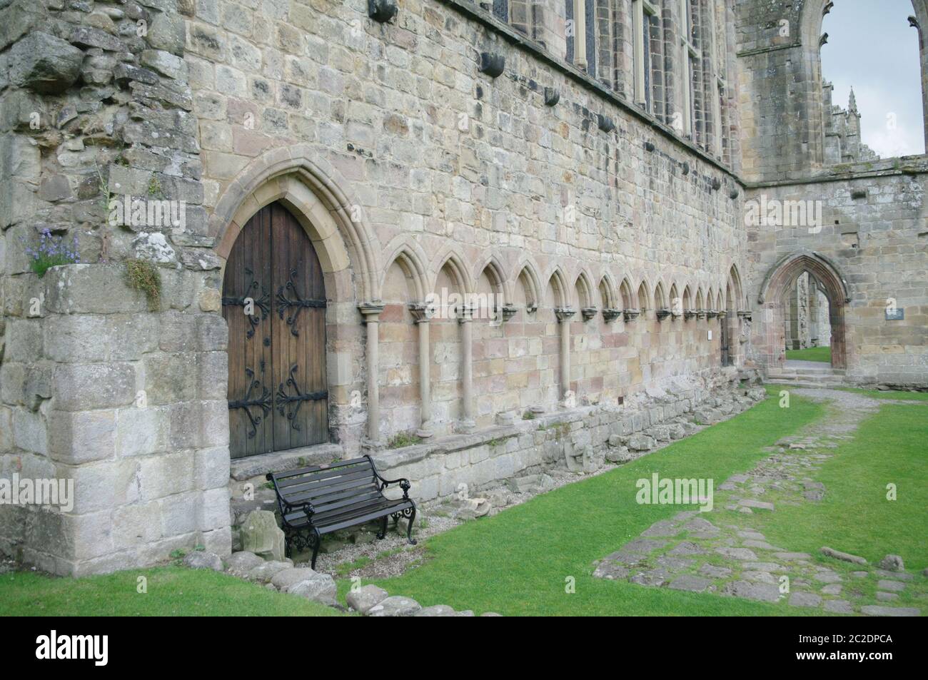 Bolton Abbey, Ruinen, ruinierte Abtei, Bäume, Gras, Tor, Torweg, Bögen, Bank, Abbey Wände Stockfoto