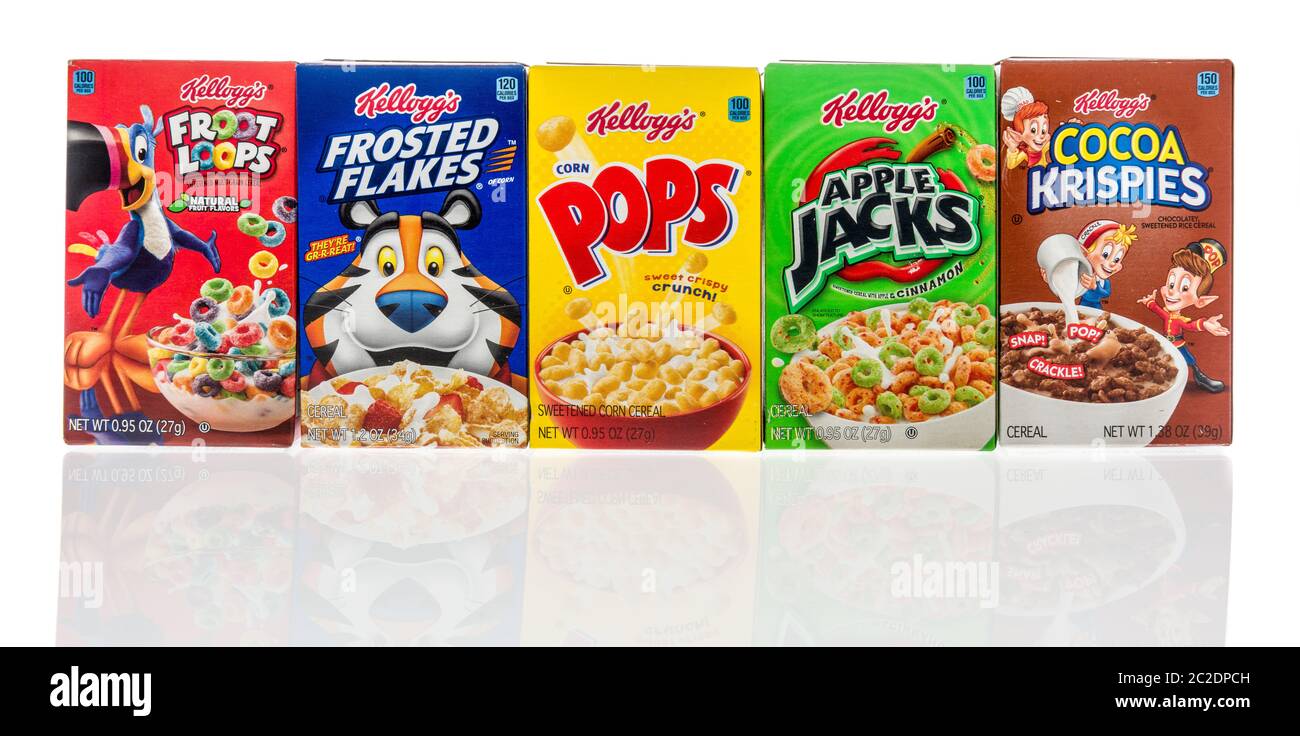 Winneconne, WI - 12. Juni 2020: Ein Paket Kelloggs Cereal Froot Loops, Frosted Flocken, Pops, Apple Jacks und Kakao Krispies auf einem isolierten Hintergrund Stockfoto
