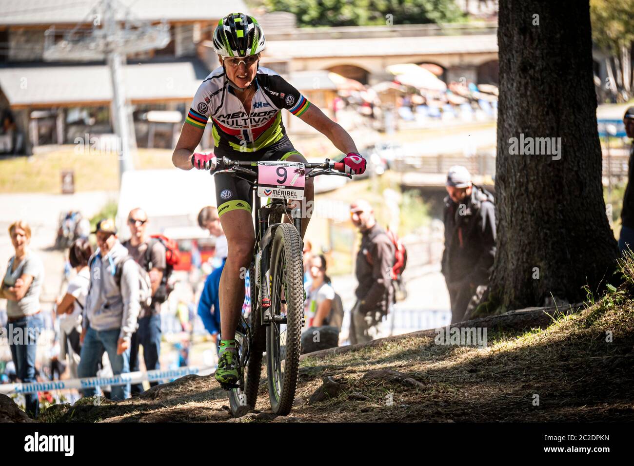 MERIBEL, FRANKREICH - 24. AUGUST 2014. Gunn-Rita Dahle Flesjaa (NOR) beim UCI Mountain Bike Cross Country World Cup für das Team Merida Stockfoto