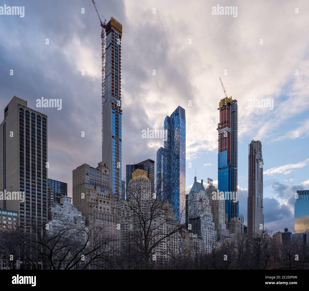 Blick auf die Stadt von Wohnungen und Bürogebäuden vom Central Park in New York City Stockfoto