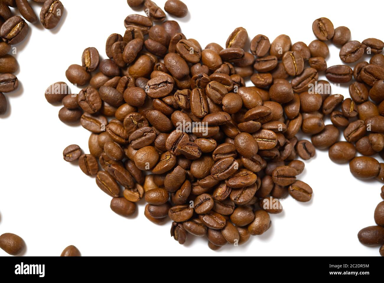 Stapel gerösteter Kaffeebohnen isoliert auf weißem Hintergrund, Stockfoto