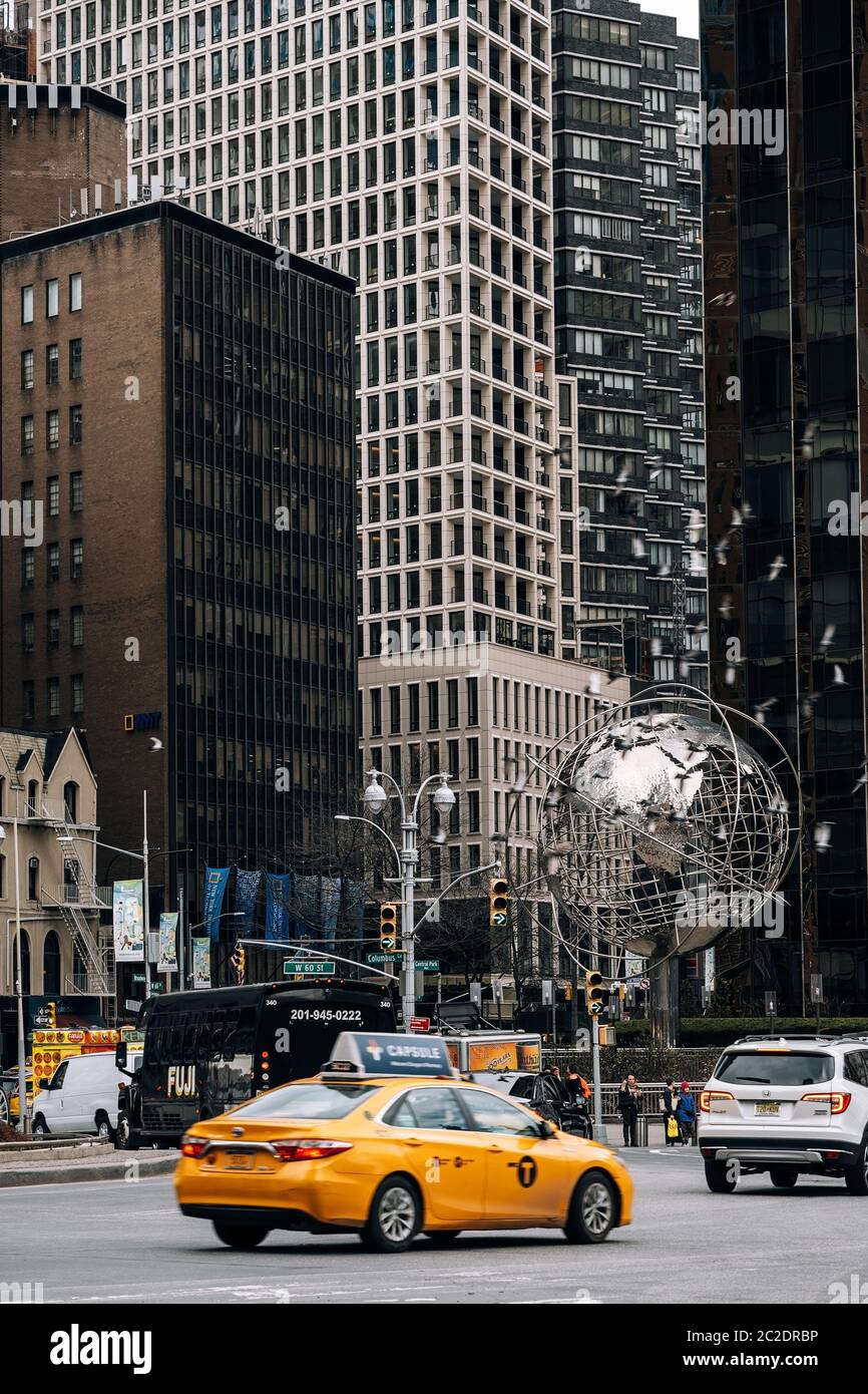 Morden Wolkenkratzer und alte Gebäude rund um Columbus Circle Stockfoto