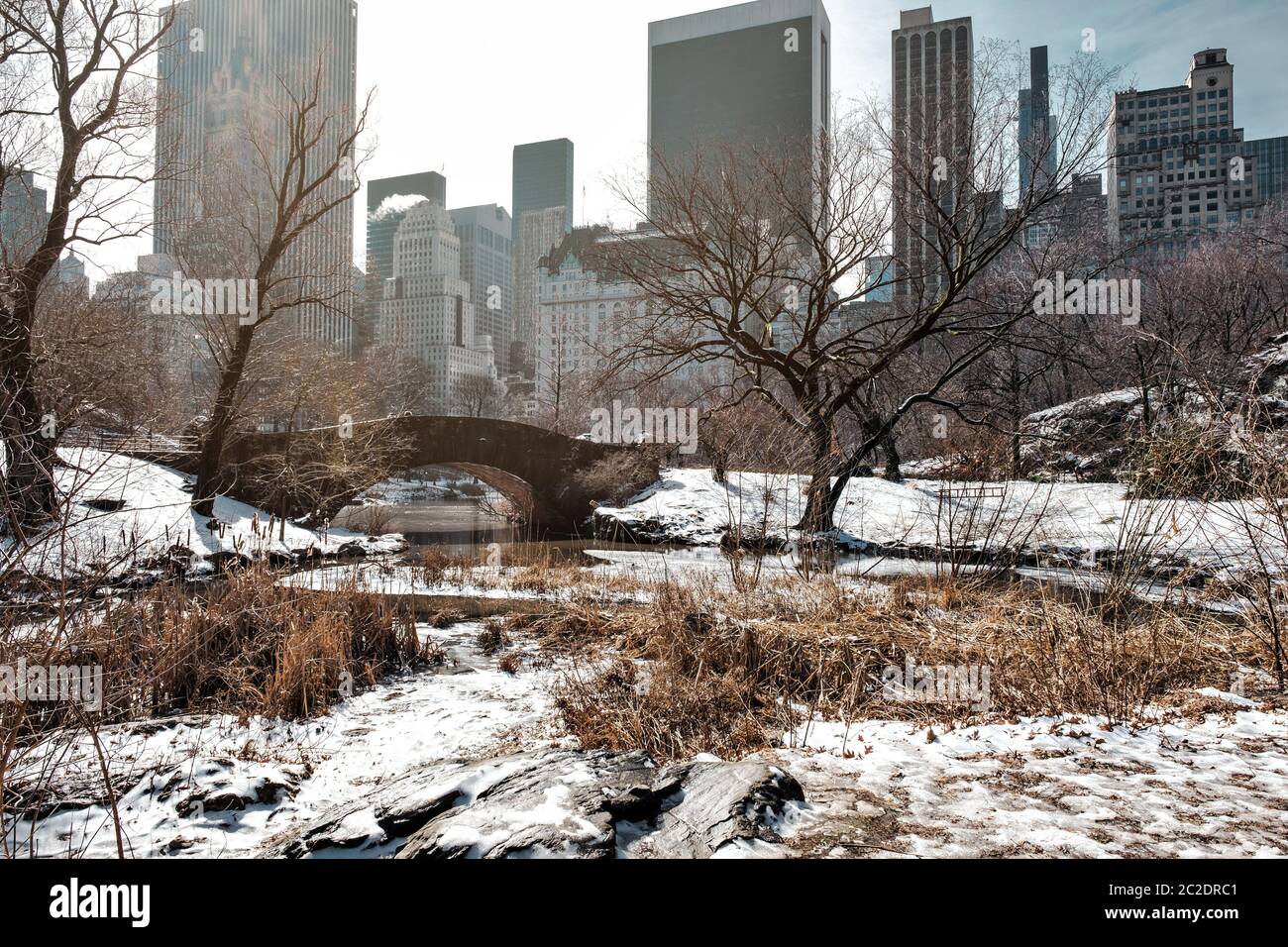 Gapstow Brücke des Central Park mit Schnee im Winter Stockfoto