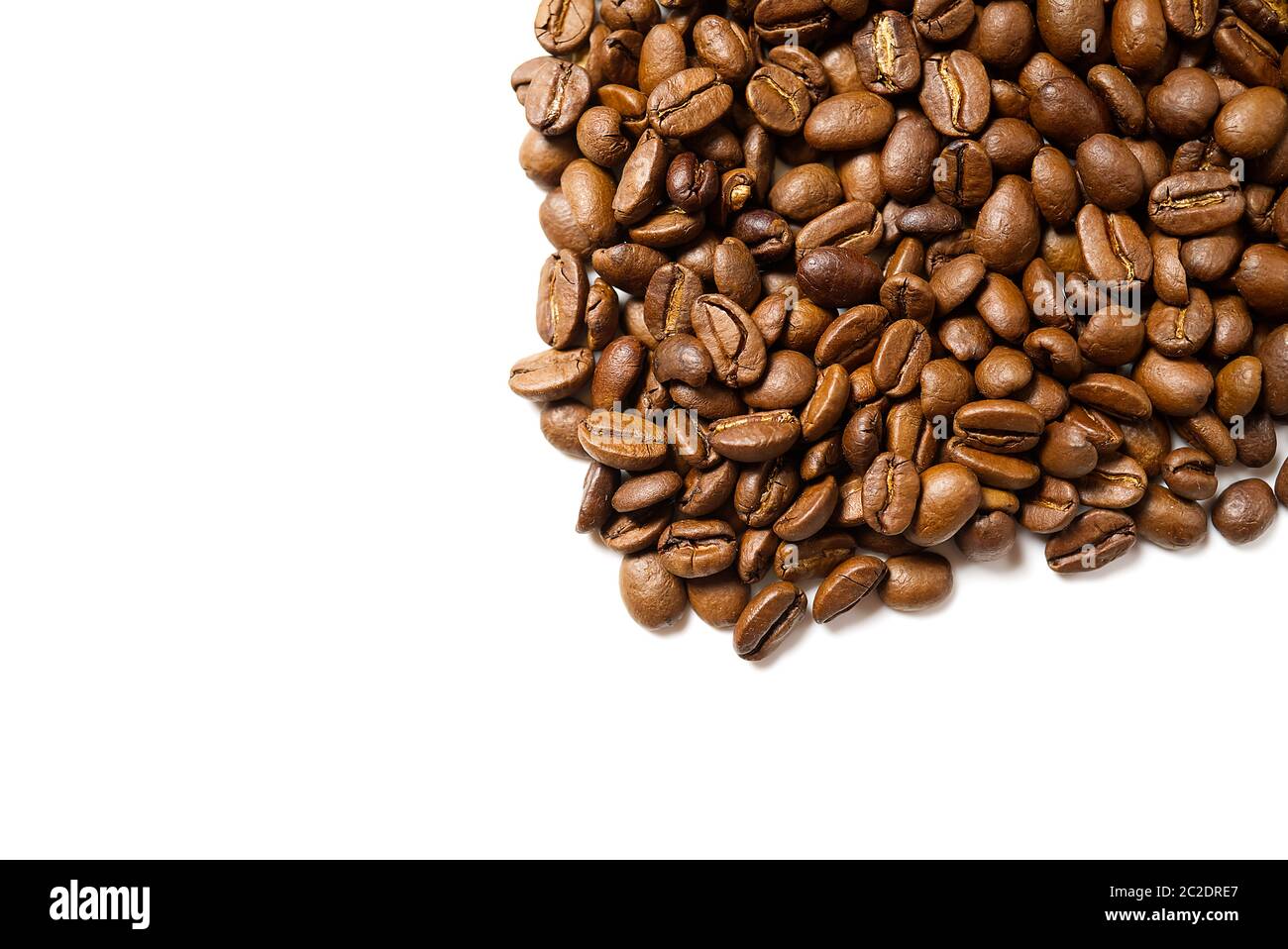 Stapel gerösteter Kaffeebohnen isoliert auf weißem Hintergrund, Stockfoto