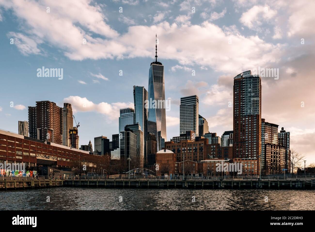 One World Trade Center und Skyscaper Blick vom Pier 26 Tribeca bei Sonnenuntergang Stockfoto