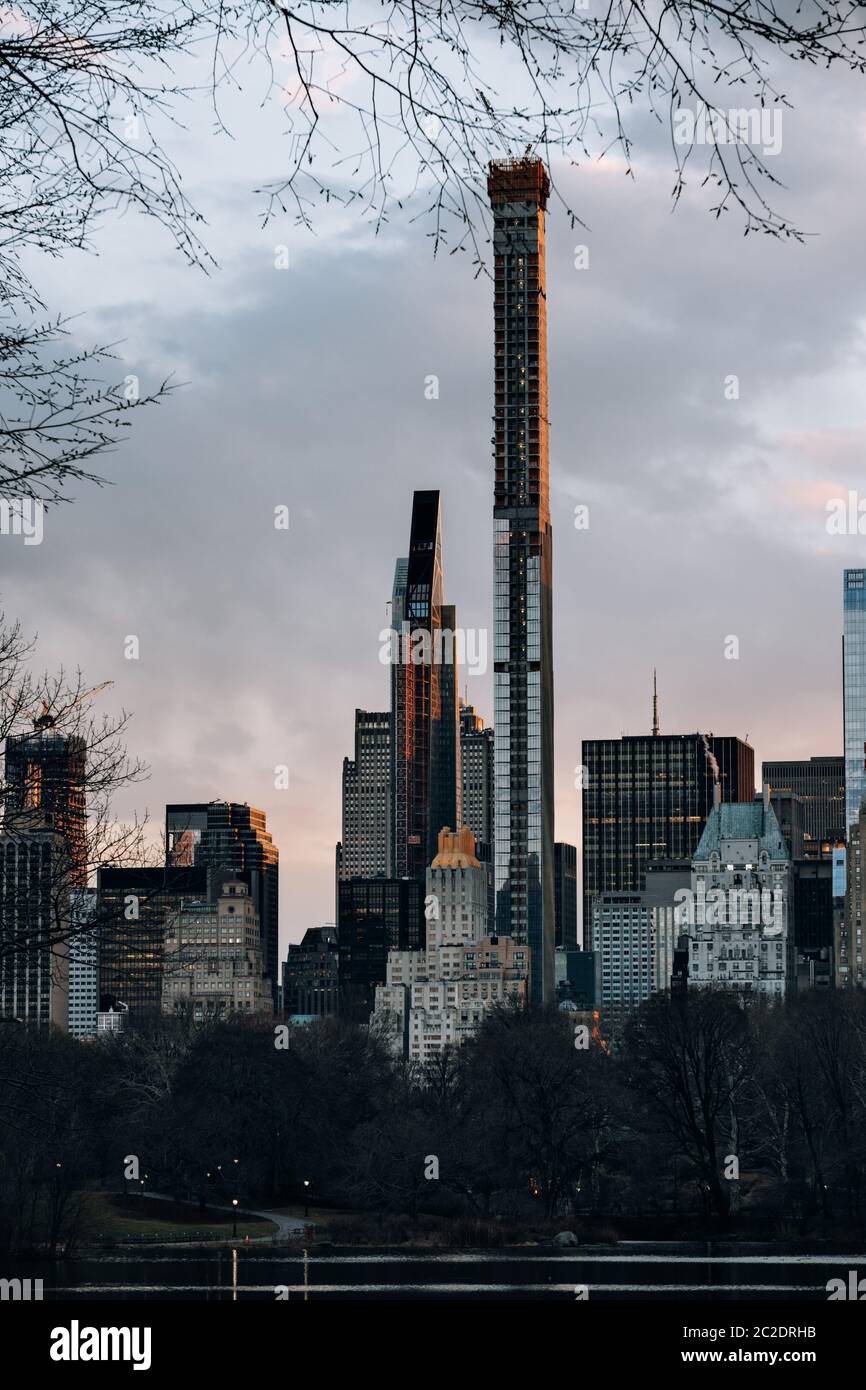 Blick auf die modernen Wolkenkratzer im Central Park im südlichen Midtown Manhattan Stockfoto