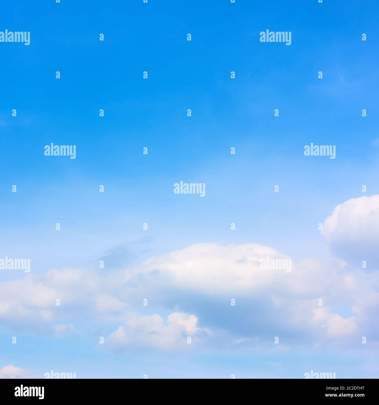 Himmel - blauer Himmel mit Wolken, kann als Hintergrund verwendet werden Stockfoto