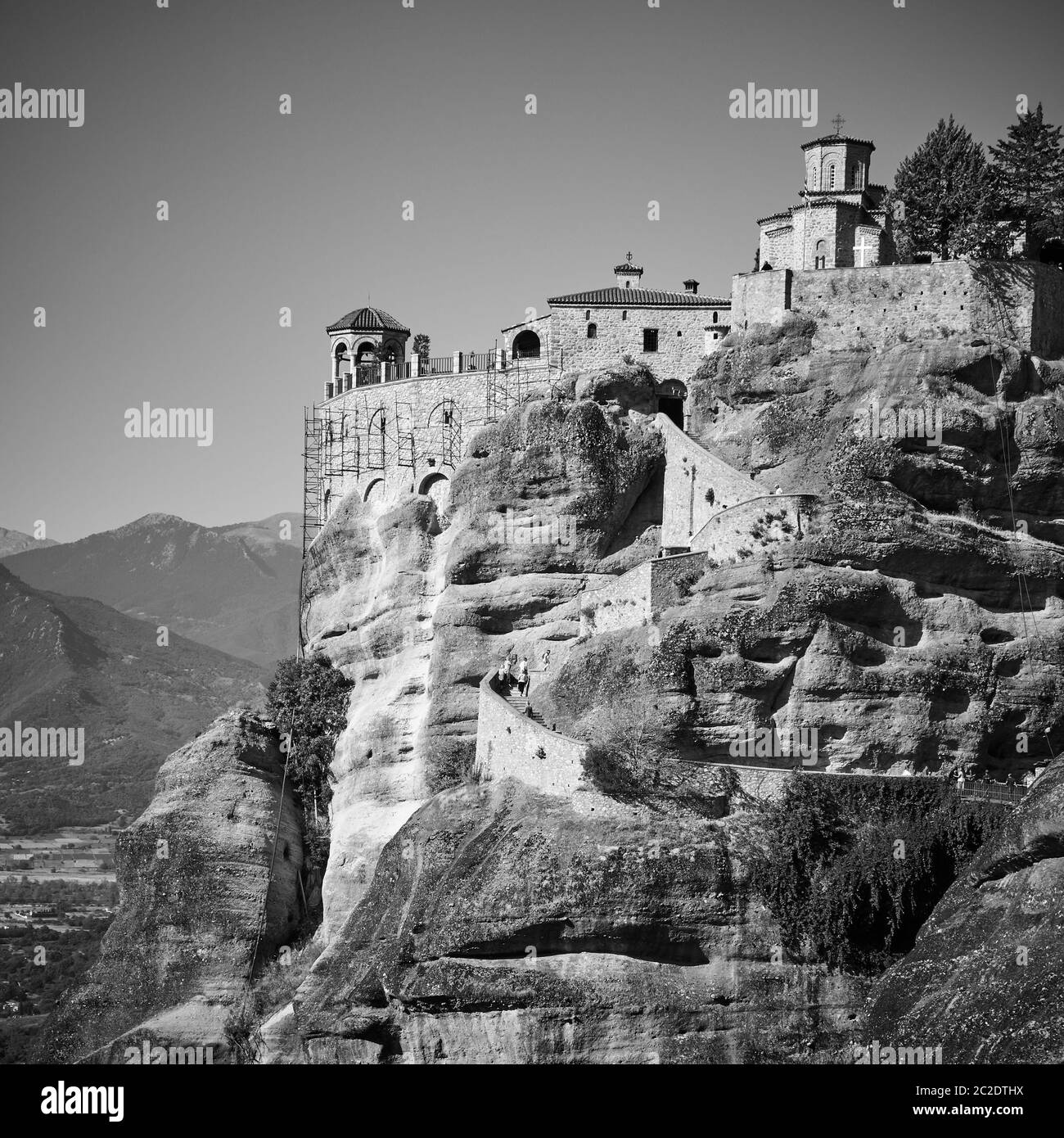 Altes Kloster auf dem Felsen in Meteora in Griechenland - Schwarz-weiß griechische Landschaft Stockfoto