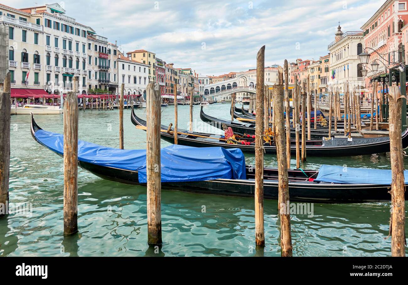 Festgebavor Gondeln auf dem Canal Grande in Venedig, Italien. Blick auf die venezianische Stadt Stockfoto