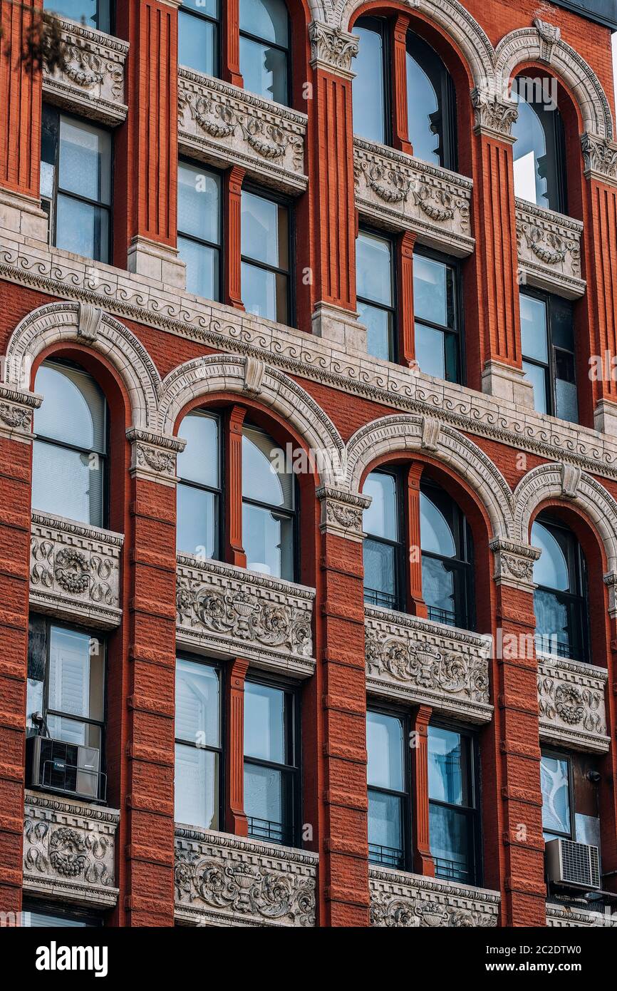 Blick auf die Ornamente an der Außenfassade des Chelsea Hotels in der 23rd Street in New York City Stockfoto