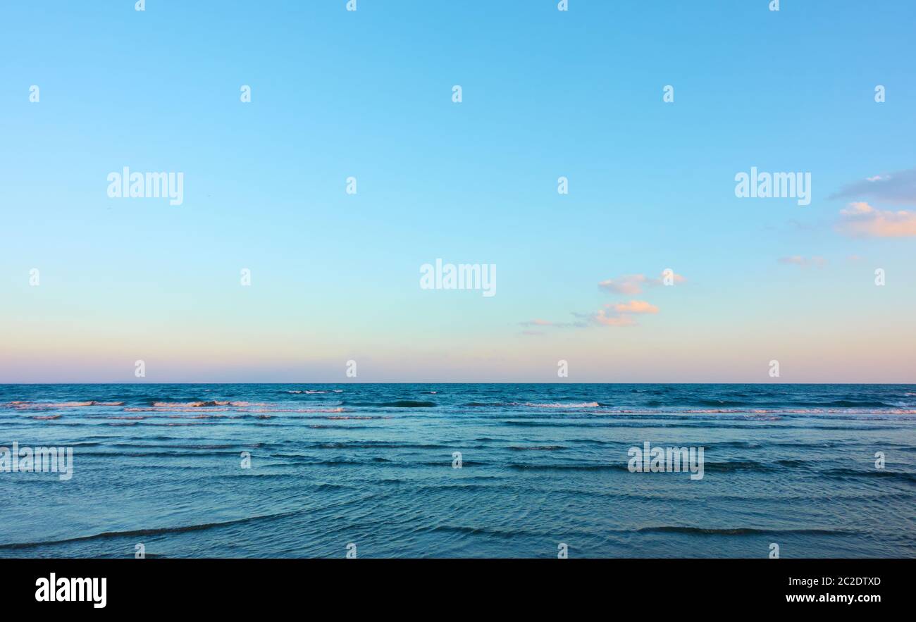 Panoramablick auf das Meer mit klarem Horizont und blauen Himmel mit Wolken am Abend, kann als Hintergrund verwendet werden Stockfoto