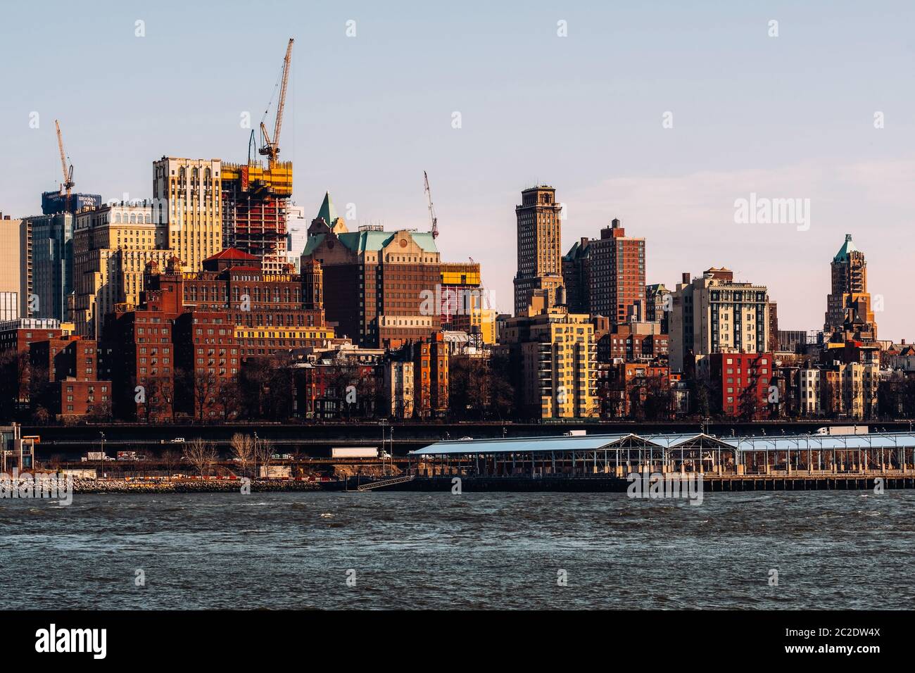 Blick auf Brooklyn Heights von der East River Side in Lower Manhattan New York City Stockfoto