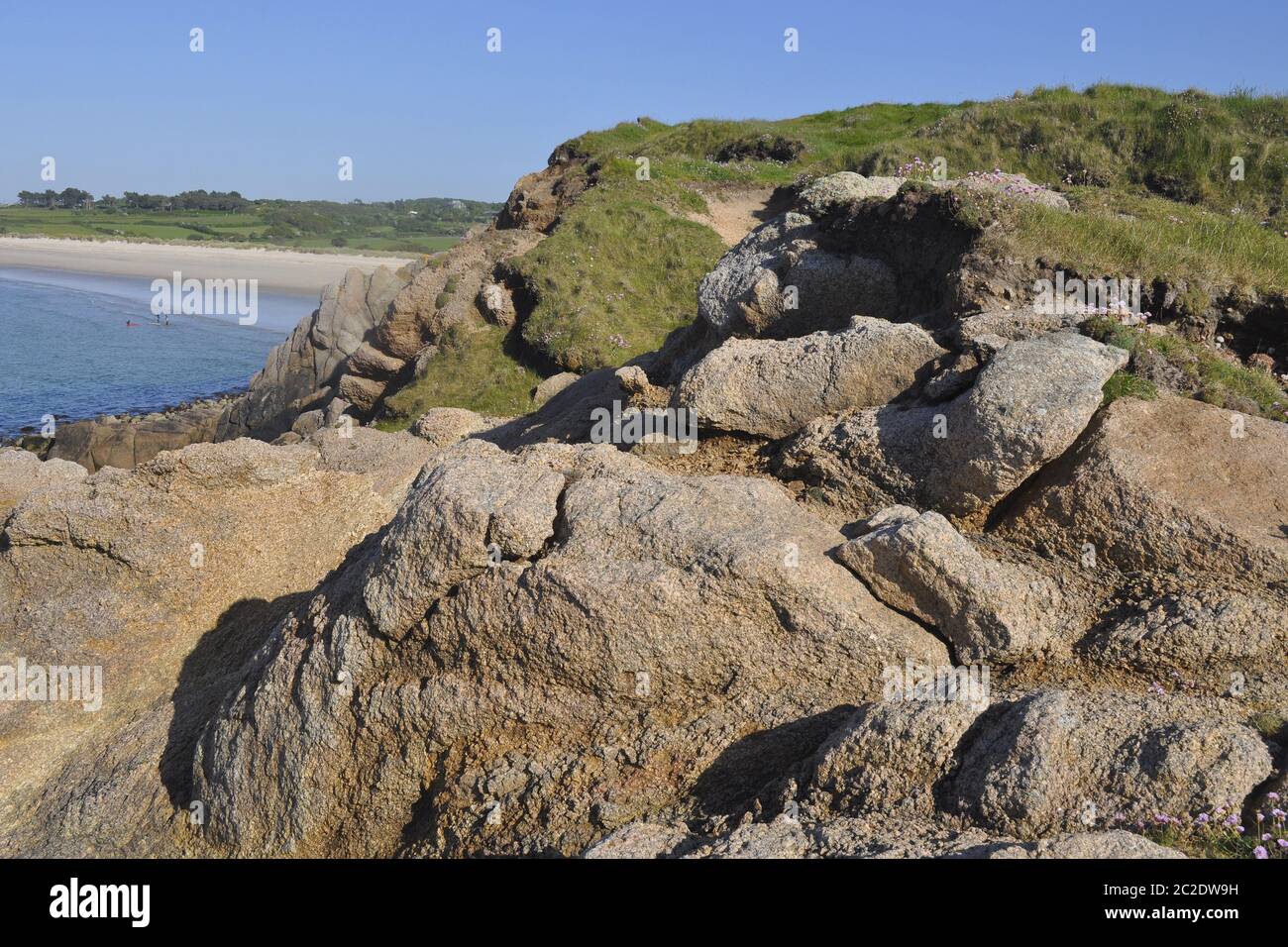 Felsgestein am Atlantischen Ozean vor blauem Himmel Stockfoto