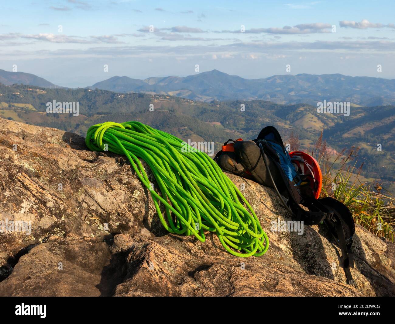 Kletterausrüstung auf dem Berggipfel Stockfoto