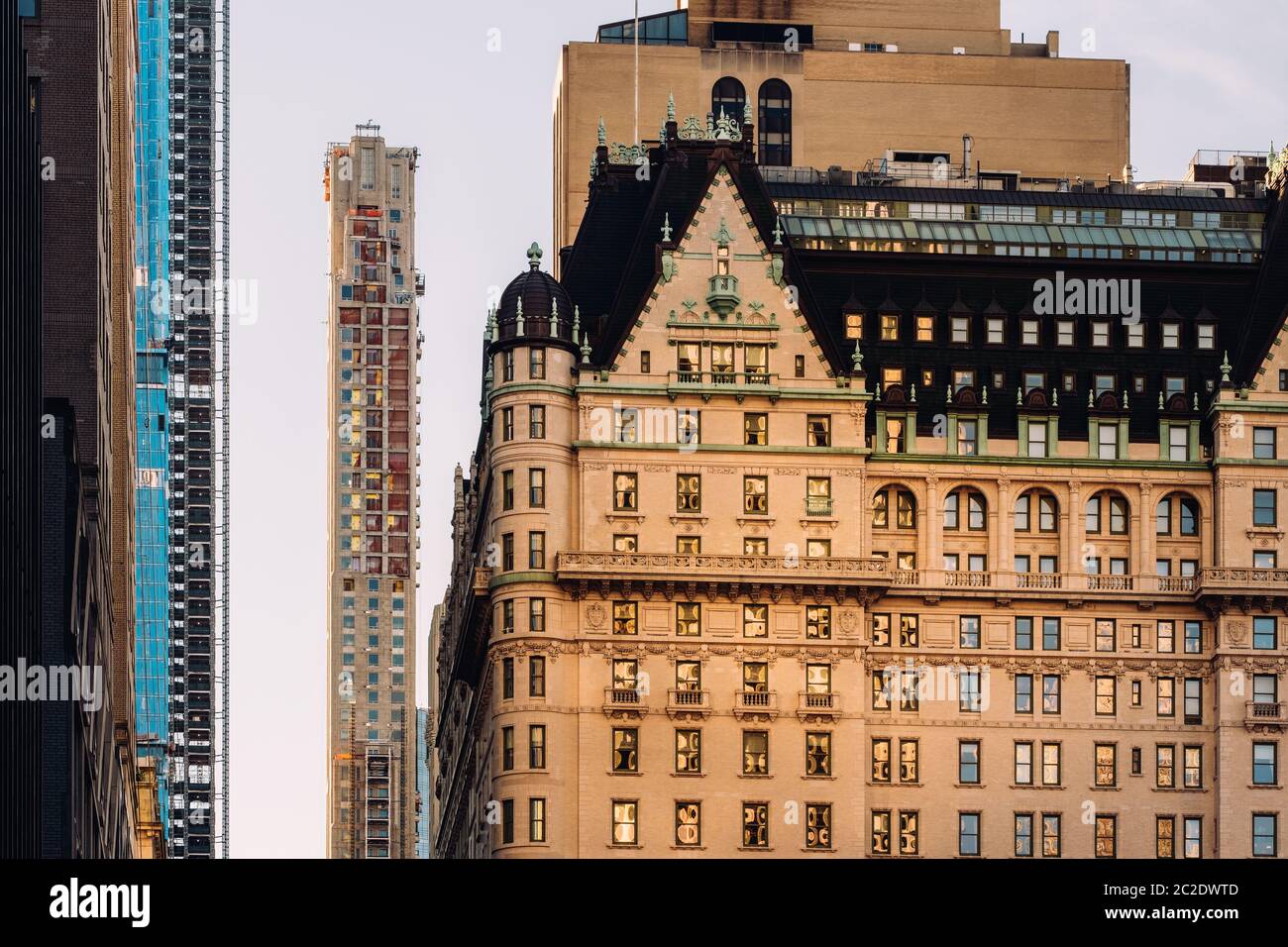 Nahaufnahme des Plaza Hotels und der modernen Wolkenkratzer in der Nähe des Central Park in Midtown Manhattan New York City Stockfoto