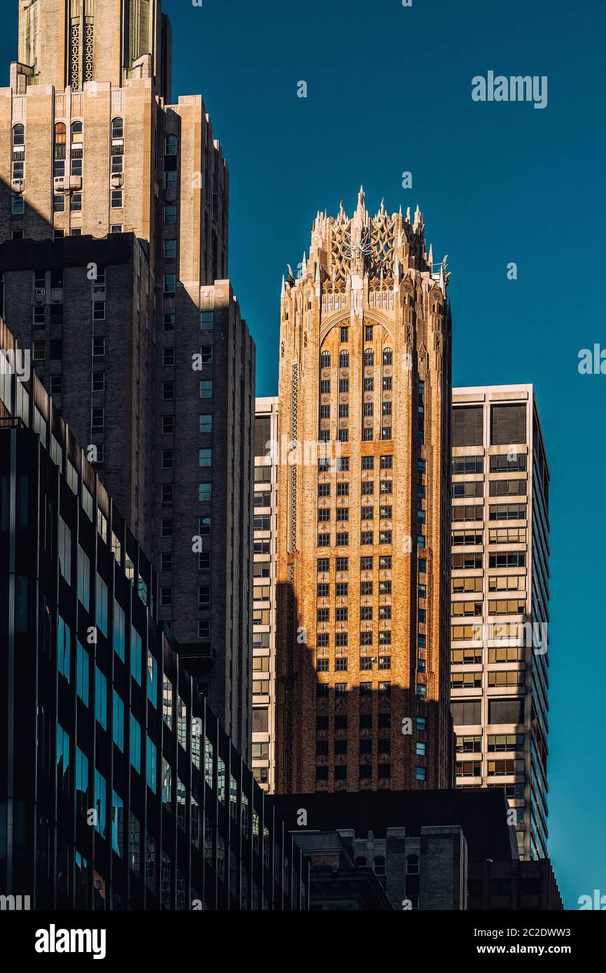 Nahaufnahme des General Electric Building und der modernen Wolkenkratzer in Midtown Manhattan New York City Stockfoto