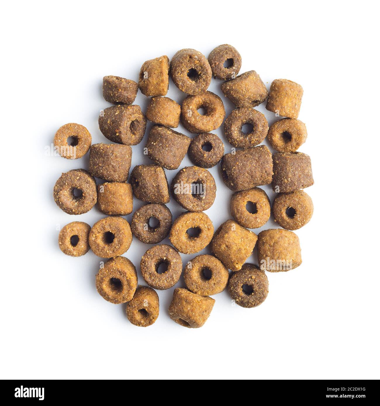 Trockene kibble Heimtiernahrung. Kibble für Hund oder Katze auf weißem Hintergrund. Stockfoto