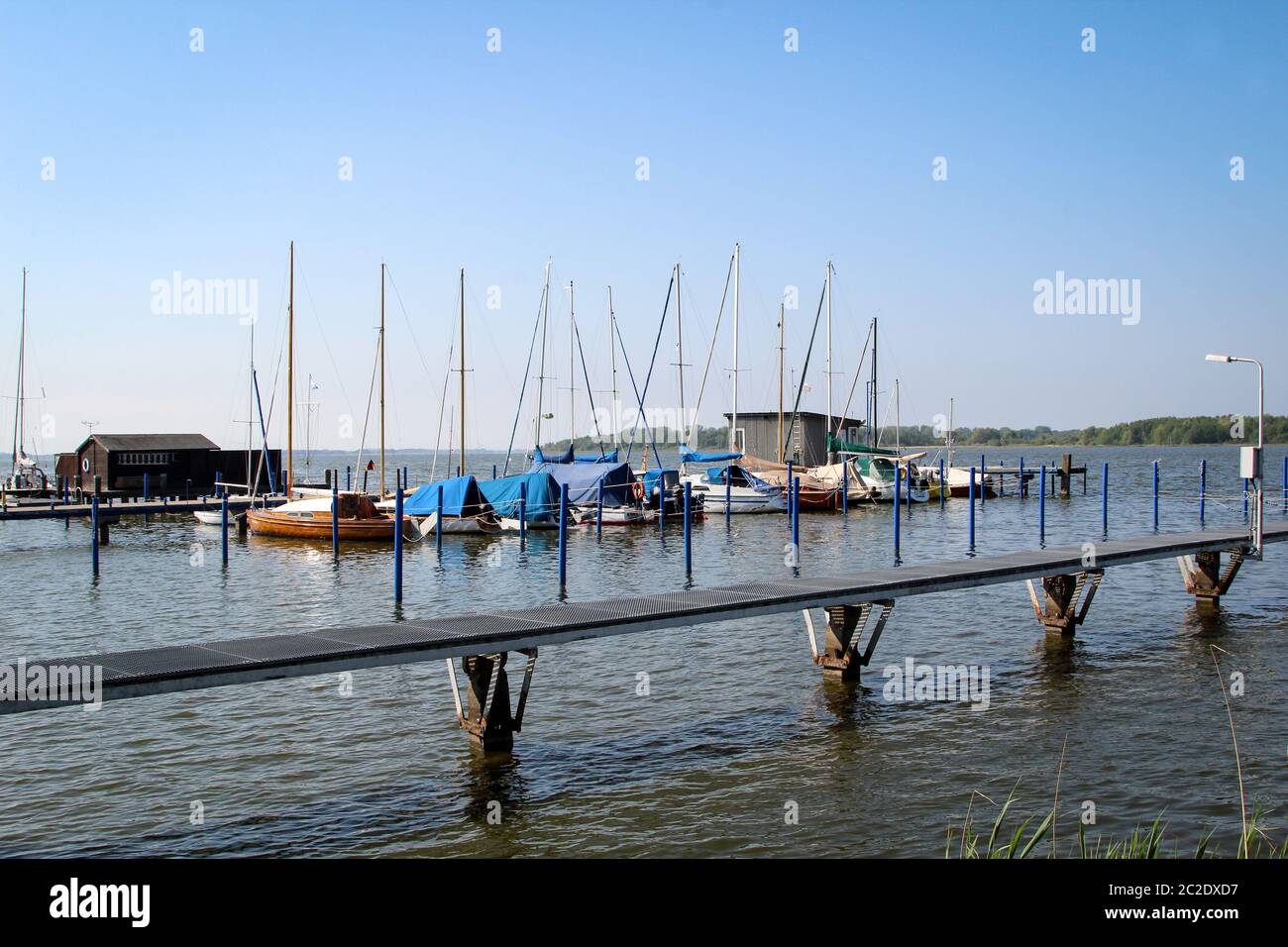 Fischerboote, Segelboote im Wasser, Angelausrüstung Stockfoto