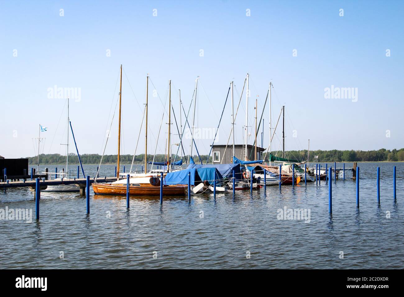 Fischerboote, Segelboote im Wasser, Angelausrüstung Stockfoto