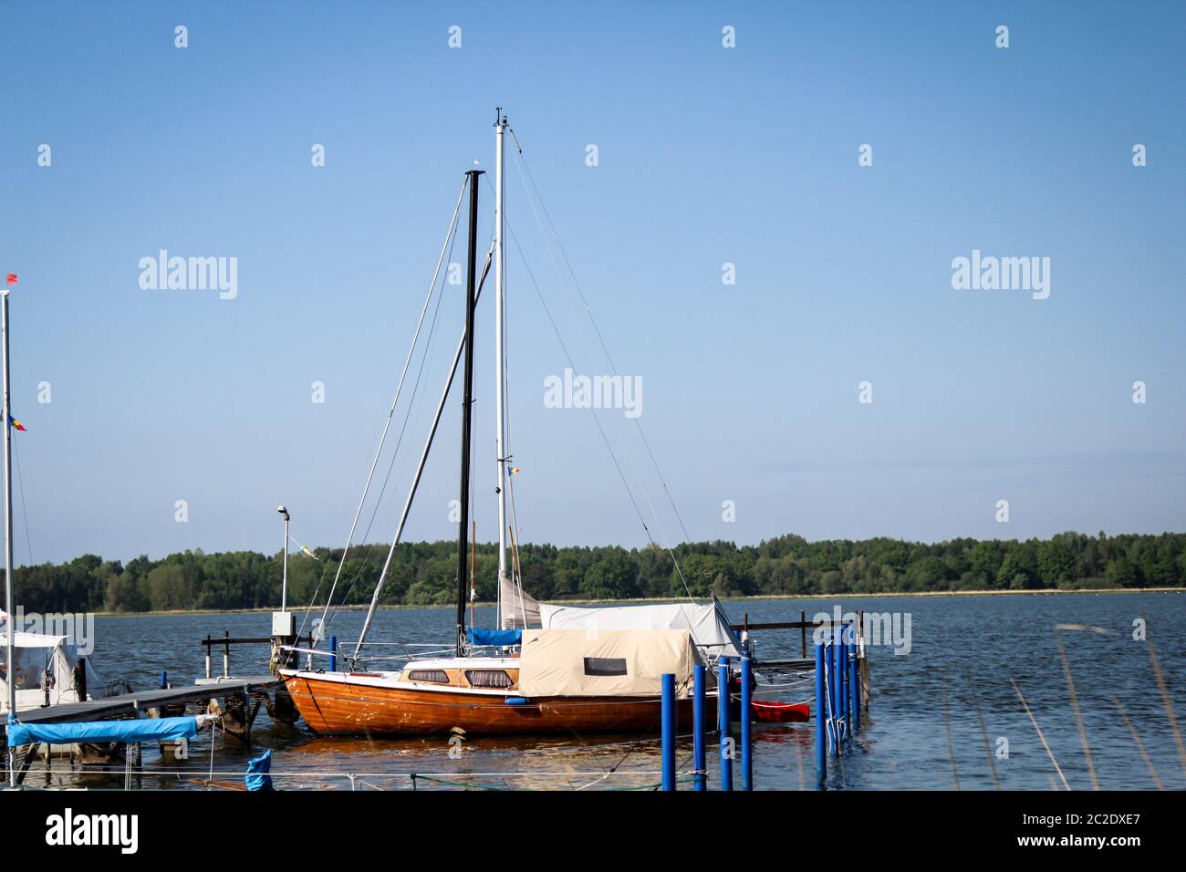 Fischerboote, Segelboote im Wasser, Angelausrüstung Stockfoto