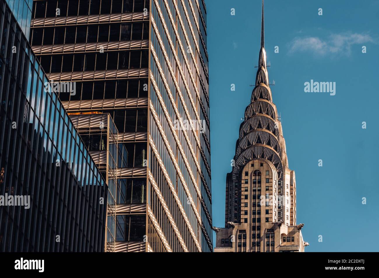 Nahaufnahme des Chrysler Building und eines Wolkenkratzers in Midtown Manhattan, New York City Stockfoto