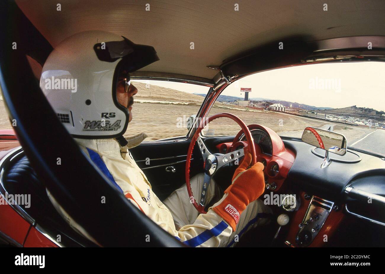 Historischer Rennfahrer in einem 1950 Chevrolet Corvette Rennen bei den Monterey Historic Automobile Races Laguna Seca California 1987. Stockfoto