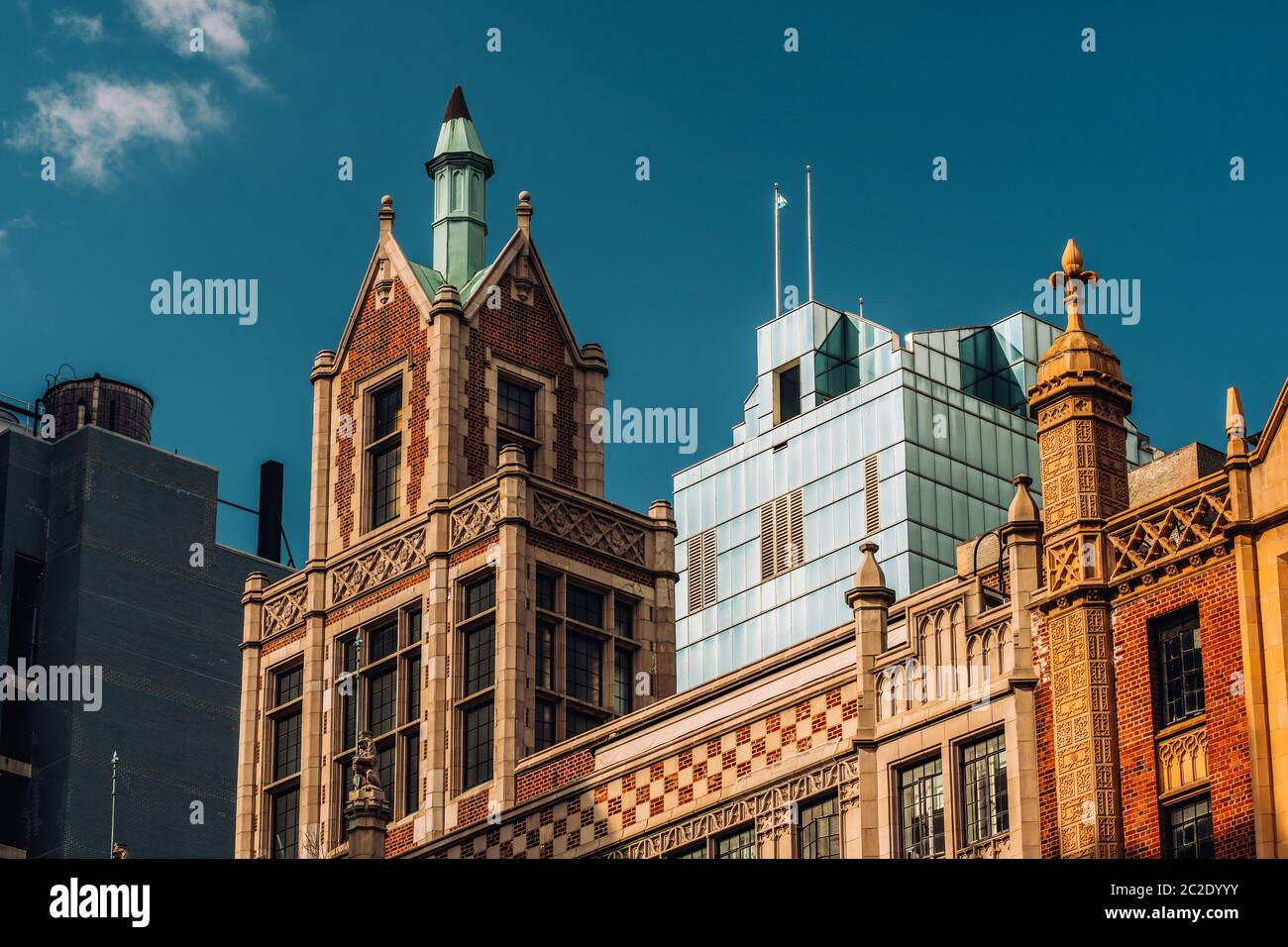 Nahaufnahme des Tudor City Gebäudes aus dem Jahr 45 in Midtown Manhattan New York City Stockfoto