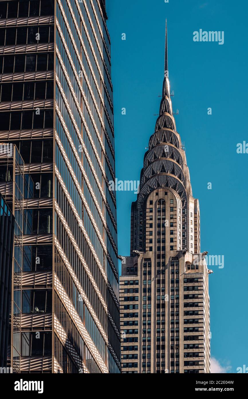 Nahaufnahme des Chrysler Building und eines Wolkenkratzers in Midtown Manhattan, New York City Stockfoto