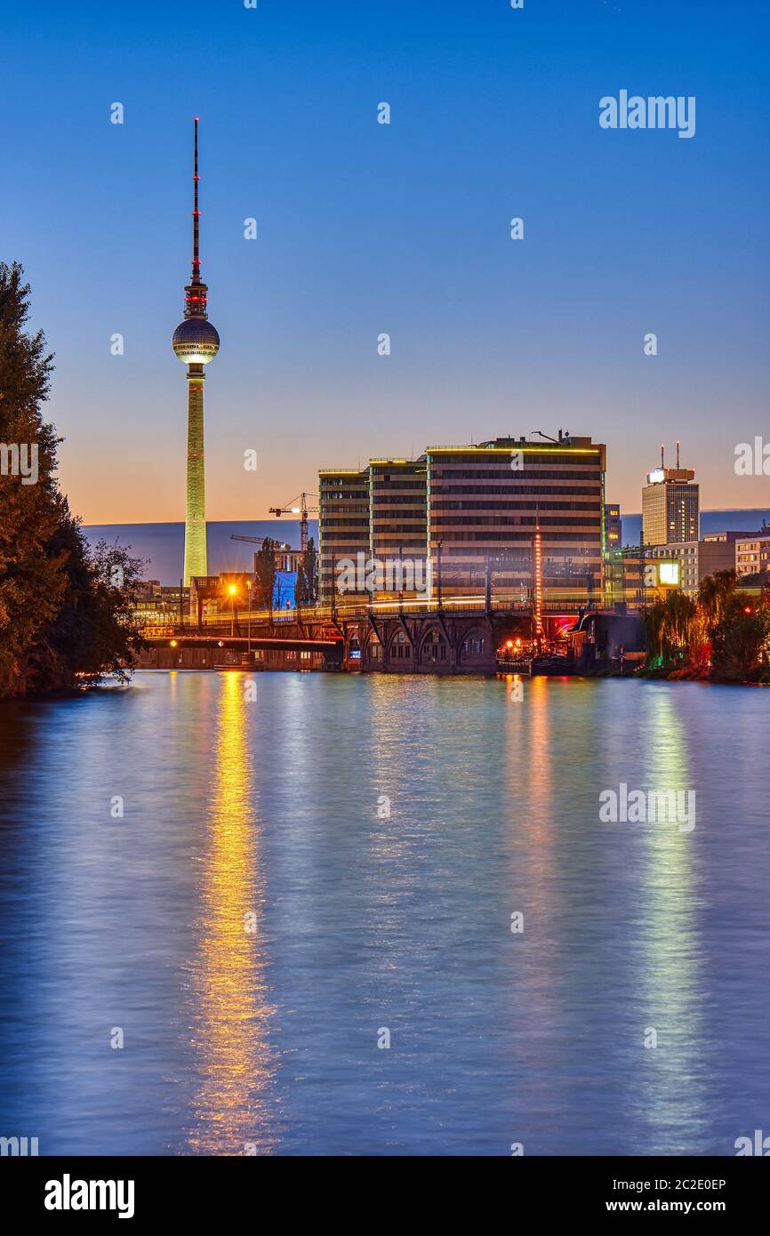 Die berühmten Fernsehturm und die Spree in Berlin in der Dämmerung Stockfoto