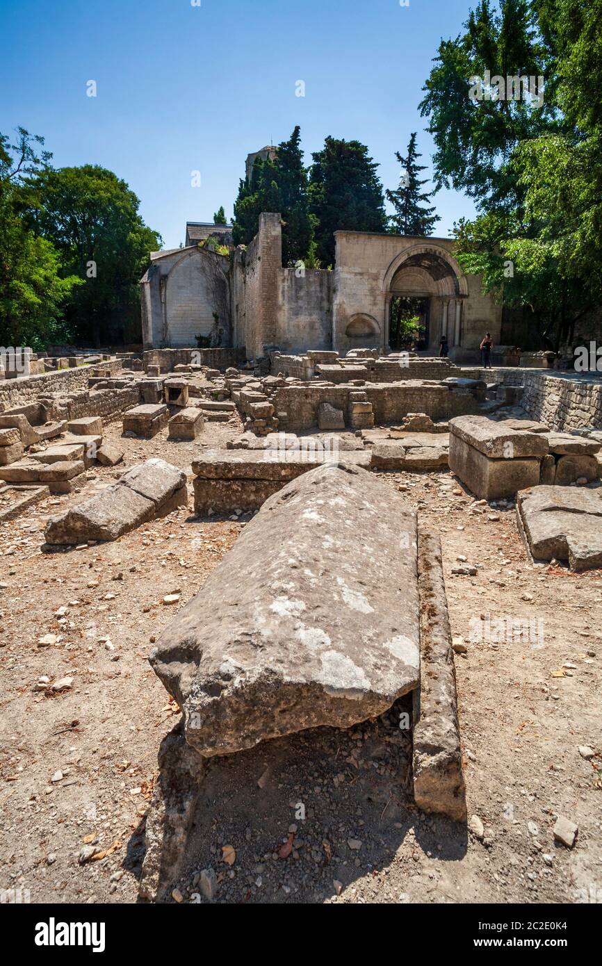 Römische Sarkophage vor der Kirche des Heiligen Honoratus in Les Alyscamps, Arles, Provence, Frankreich Stockfoto