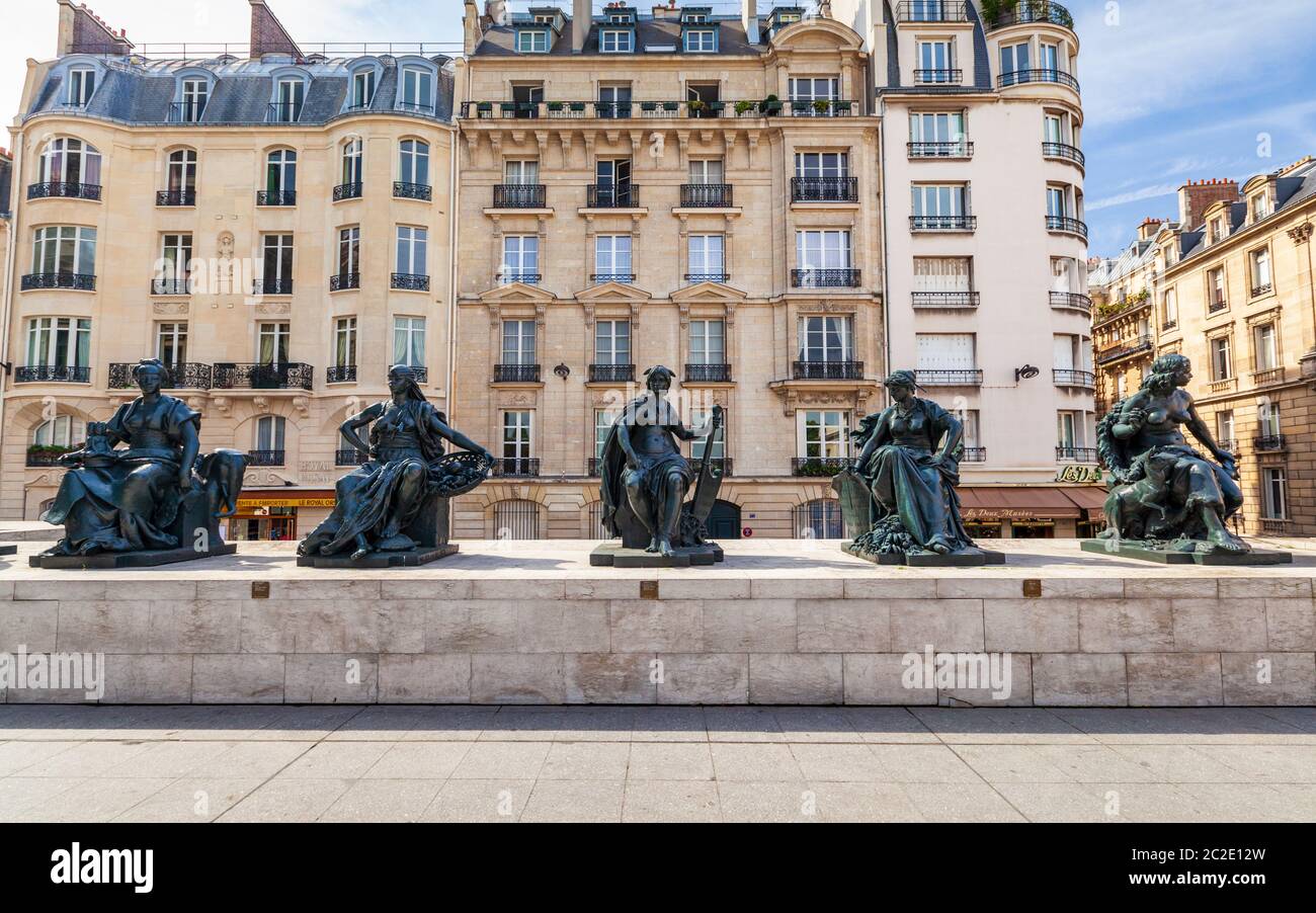 Allegorische Bronzeskulpturen, die Regionen der Welt am Eingang des Musée d'Orsay in Paris darstellen Stockfoto