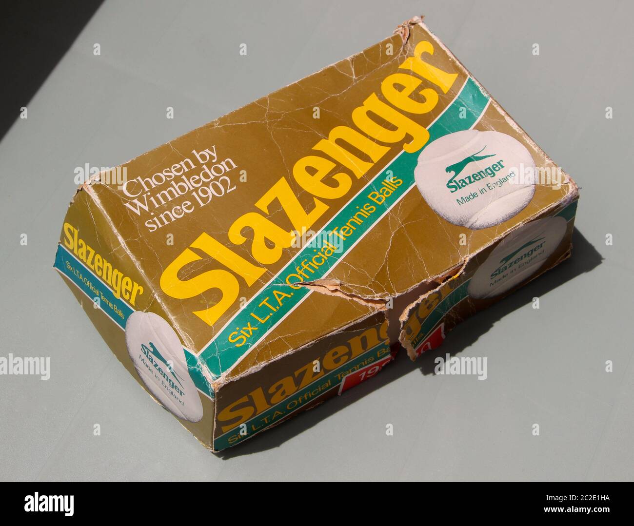 Alte zerstörte Box mit sechs Slazenger Tennisbällen Stockfoto