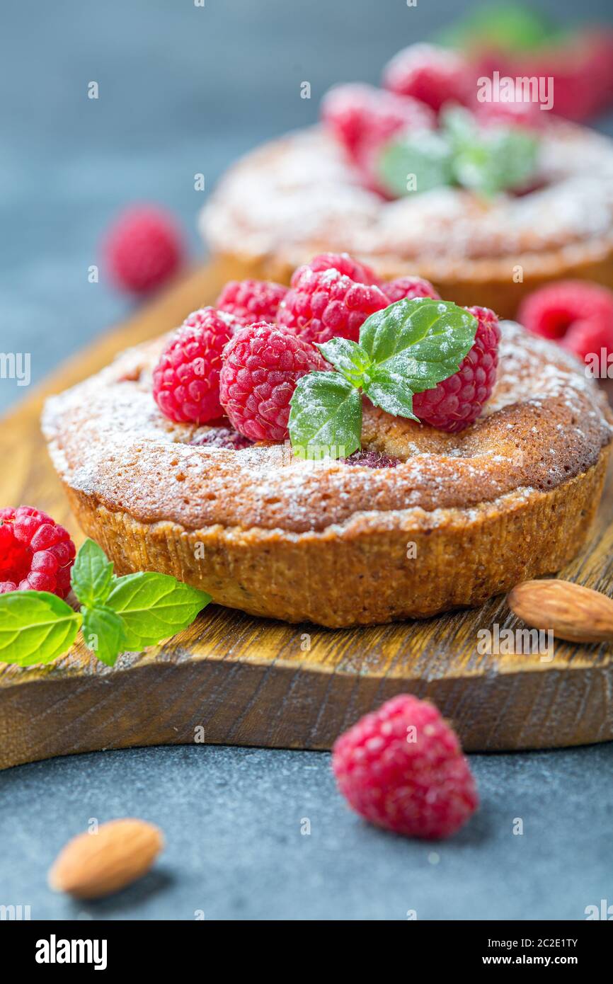 Köstliche Mini-Törtchen (Törtchen) mit Himbeeren. Stockfoto