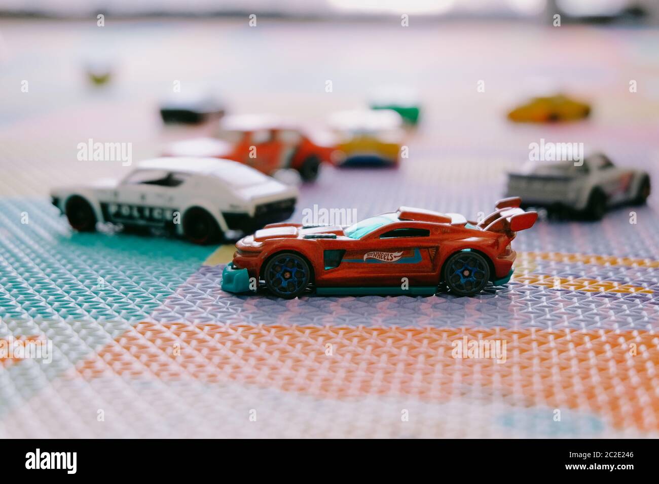 Kleine bunte Spielzeug Hot Wheels Autos von Mattel in Kinderzimmer Spielmatte Stockfoto