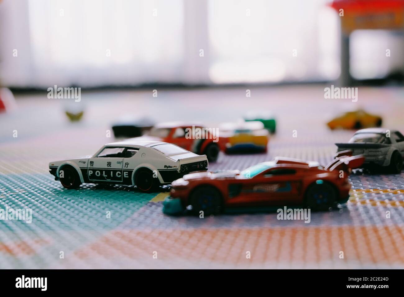 Kleine bunte Spielzeug Hot Wheels Autos von Mattel in Kinderzimmer Spielmatte Stockfoto