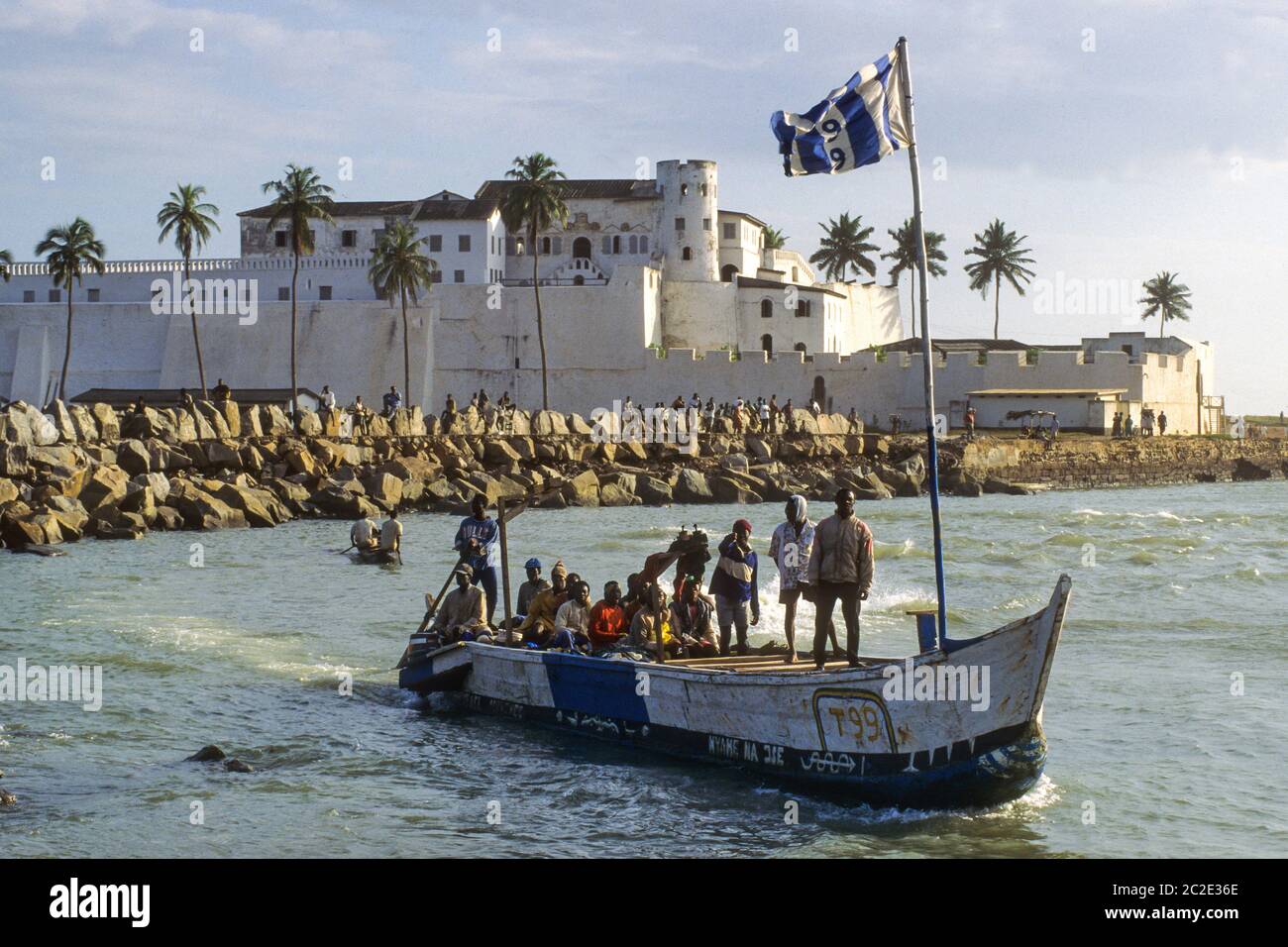 Ghana: Das Fort Elmina an der Goldküste wurde 1471 von den Portugiesen erbaut und war das Zentrum des Sklavenhandels. Von hier aus wurden die meisten Sklaven nach Amerika und in andere Teile der Welt verschifft. Es ist das älteste europäische Gebäude in den Tropen. --- Ghana: Das Fort Elmina wurde im Jahr 1471 von den Portugiesen erbaut und war die zentrale des Sklavenhandels. From here from the may sklaven to America and other parts of the world. Es ist das europaweit beste Bauwerk in den Tropen. Stockfoto