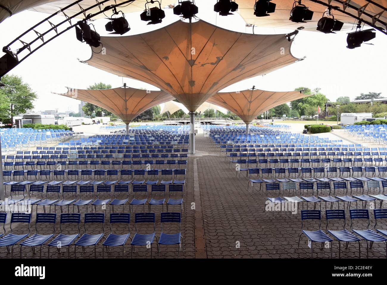 Köln, Deutschland. Juni 2020. Die nummerierten Plätze im Kölner Tanzbrunnen am PK für den Neustart der Open-Air-Konzertsaison nach den aktuellen Corona-Vorgaben. Quelle: Horst Galuschka/dpa/Alamy Live News Stockfoto