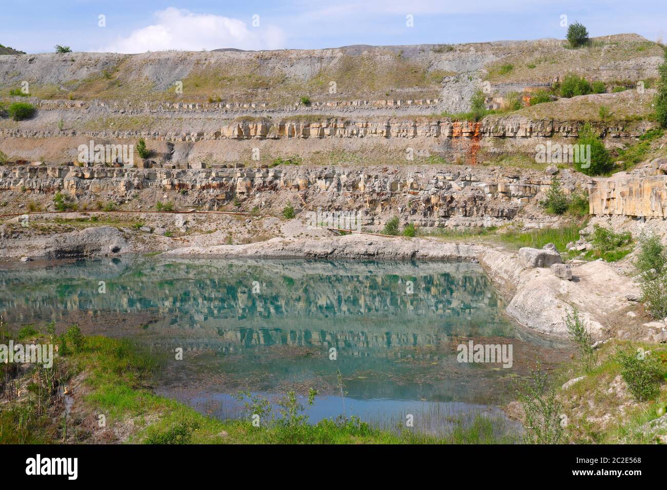 Die Blaue Lagune, wie sie vor Ort bekannt ist, liegt auf der ehemaligen Armitage Brick Works in Svillington. Stockfoto