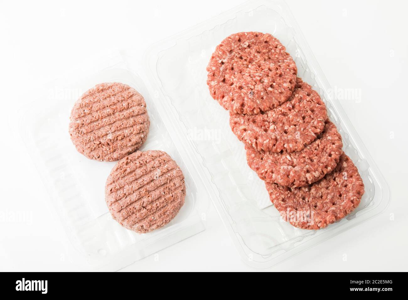 Vegane Burger-Patties im Vergleich zu Rinderpasteten Stockfoto