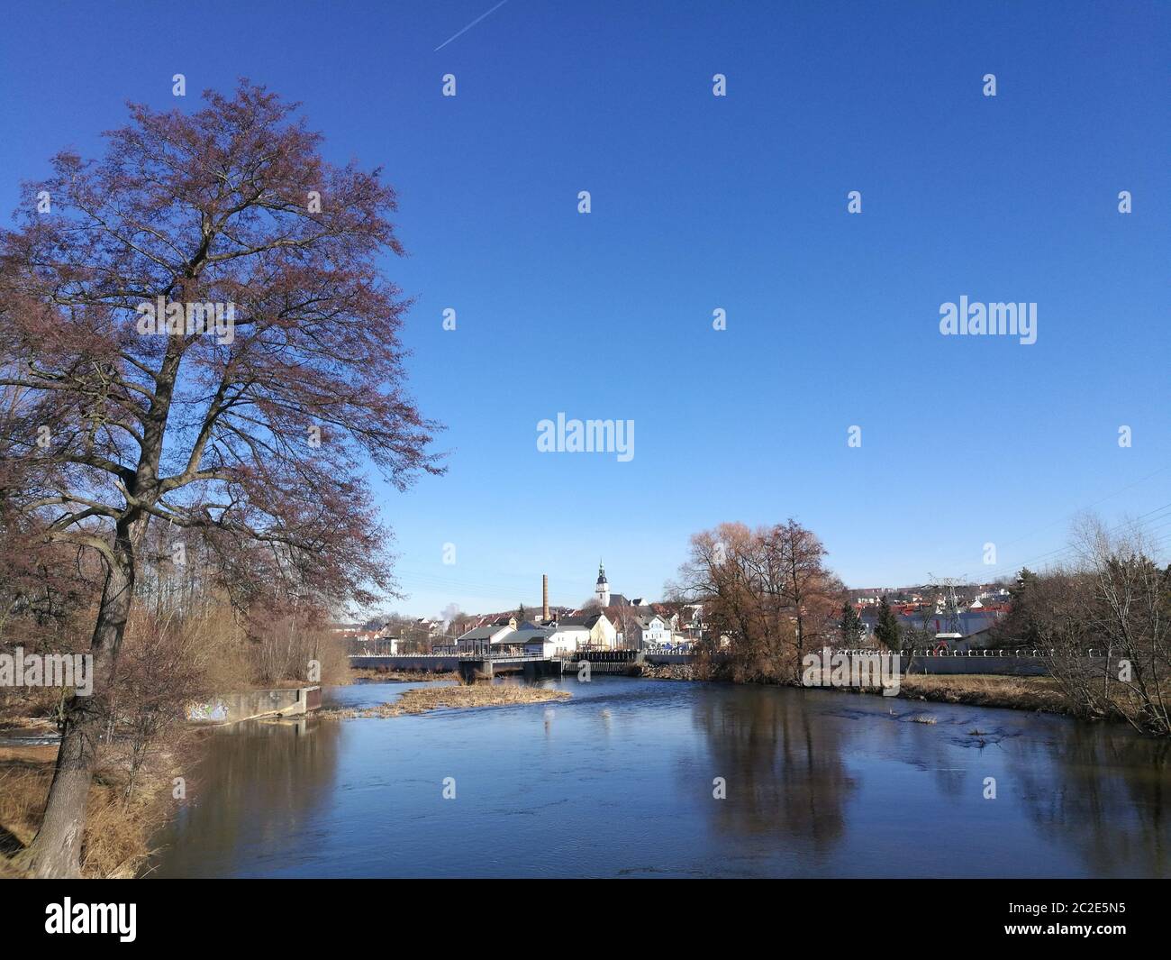 Sonniger Tag mit blauem Himmel im Zschopautal bei Frankenberg in Sachsen, kahle Bäume an der Zschopau, schneeloser Wintertag im Februar, Landschaft im Stockfoto
