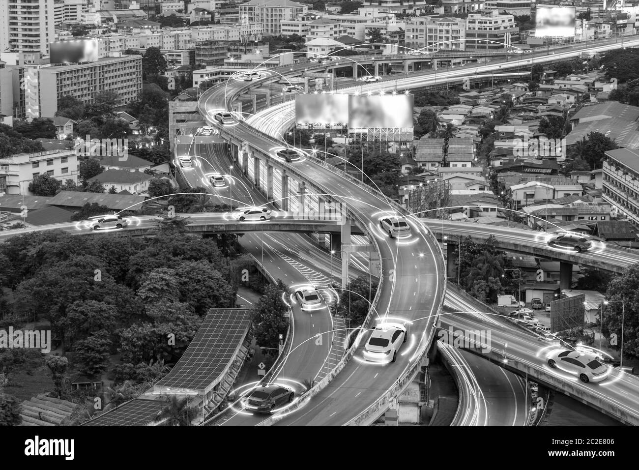 Intelligente Autos mit automatischen Sensor fahren auf Metropole mit drahtloser Verbindung Stockfoto