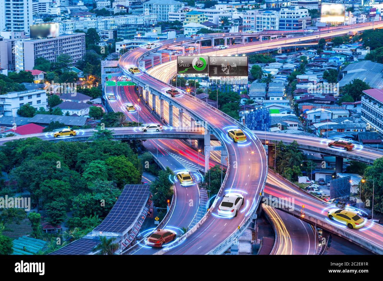 Intelligente Autos mit automatischen Sensor fahren auf Metropole mit drahtloser Verbindung Stockfoto