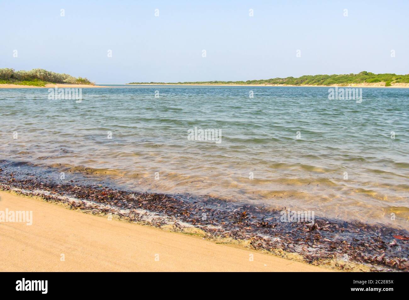 Eine türkisfarbene geschützte Bucht auf der portugiesischen Insel, Teil der KaNyaka Barrier Island Systems im Süden Mosambiks, an einem sonnigen Tag mit einem Stockfoto