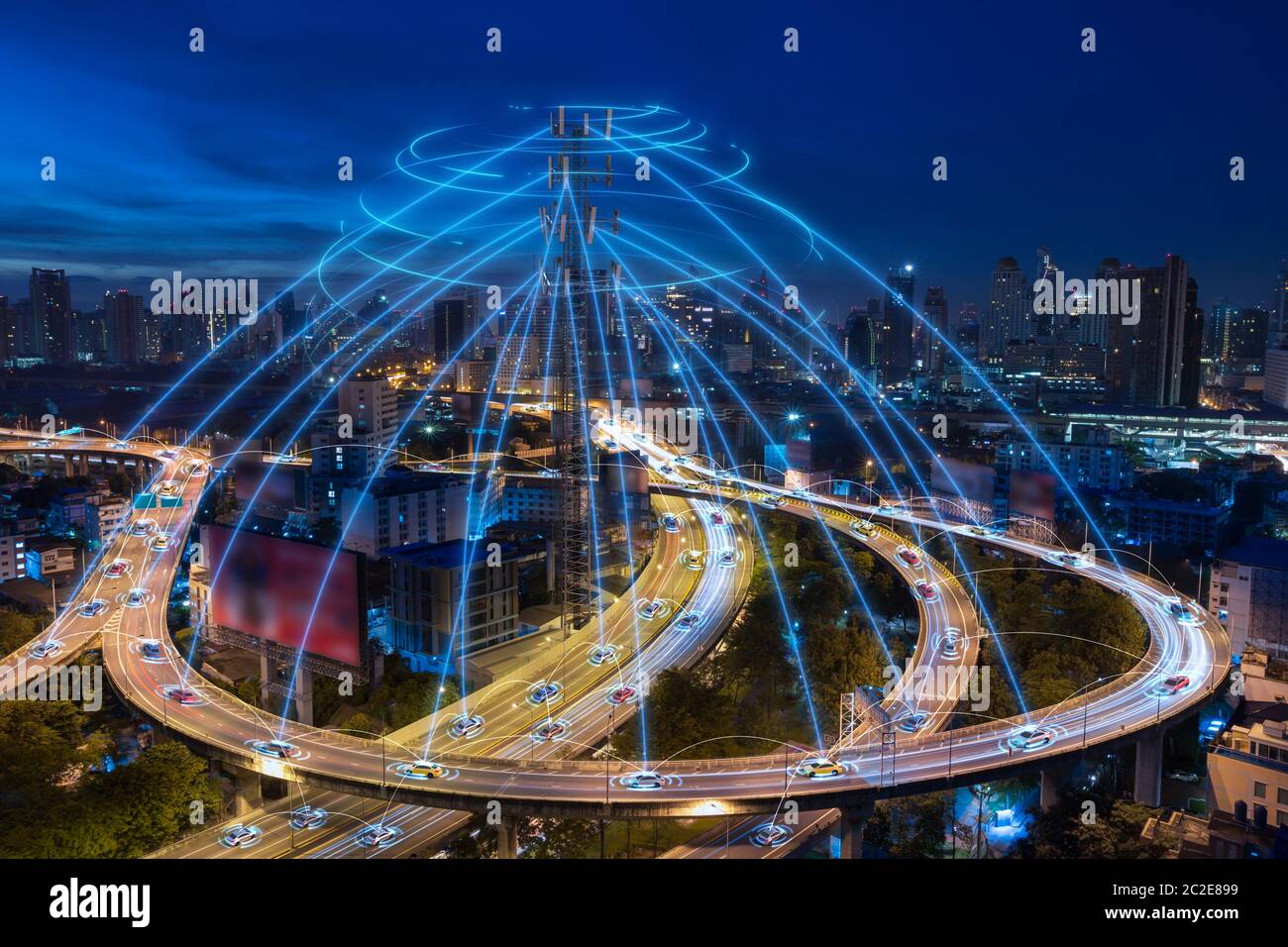 Intelligente Autos mit automatischen Sensor fahren auf Metropole mit drahtloser Verbindung Stockfoto