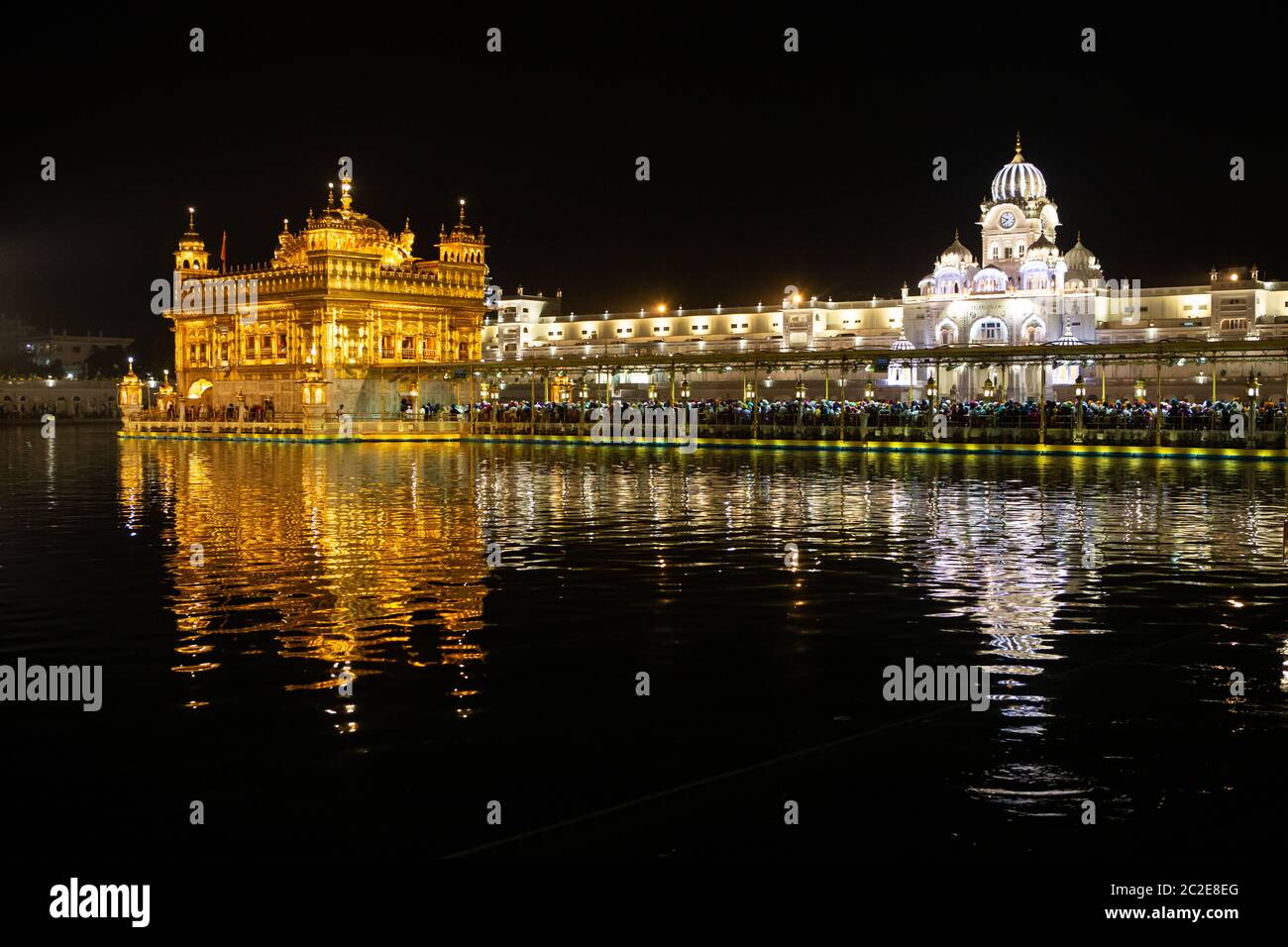 Goldener Tempel (Harmandir sahib) in Amritsar bei Nacht Stockfoto